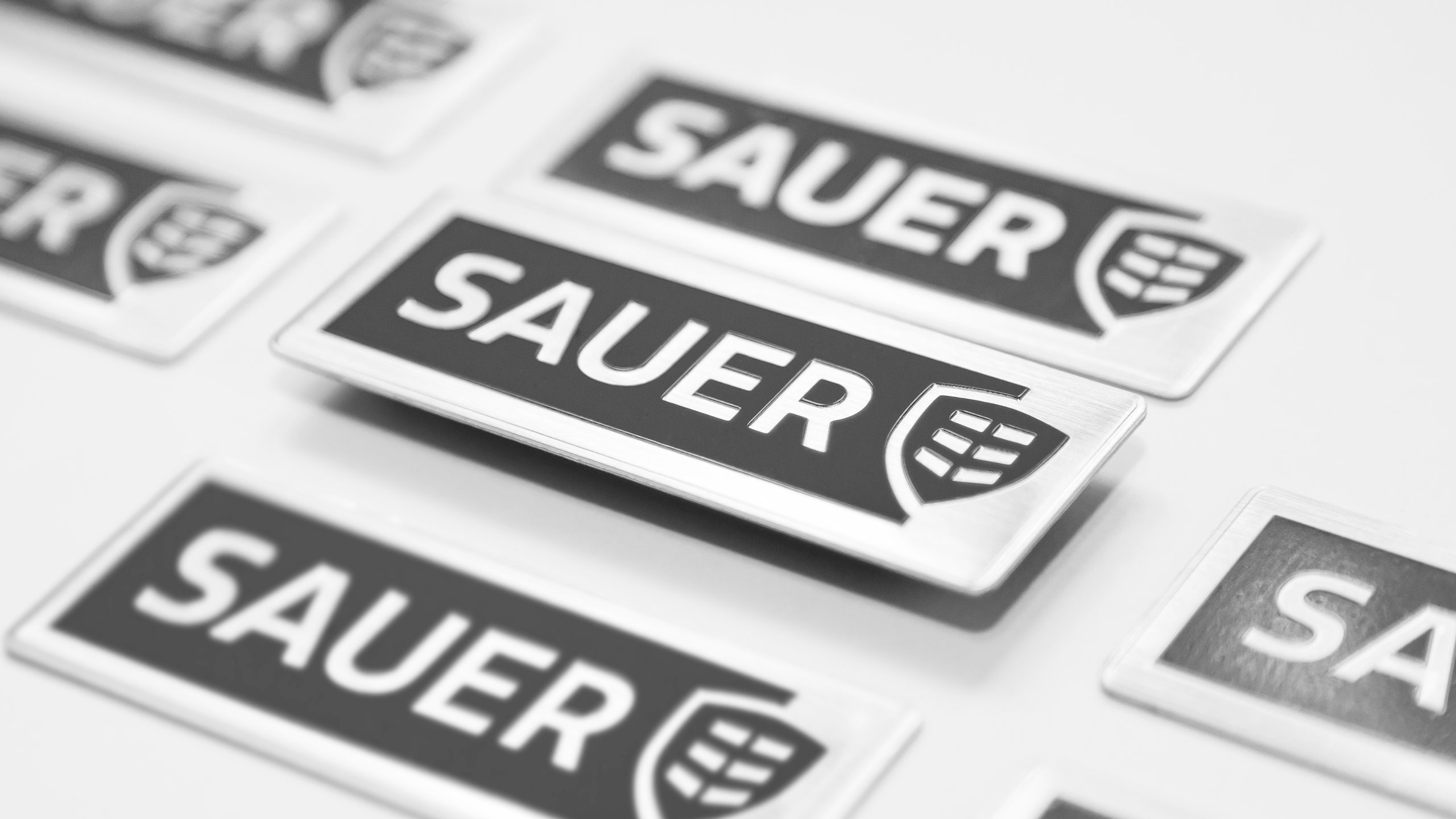 Produktbranding Metallschilder mit Logo
