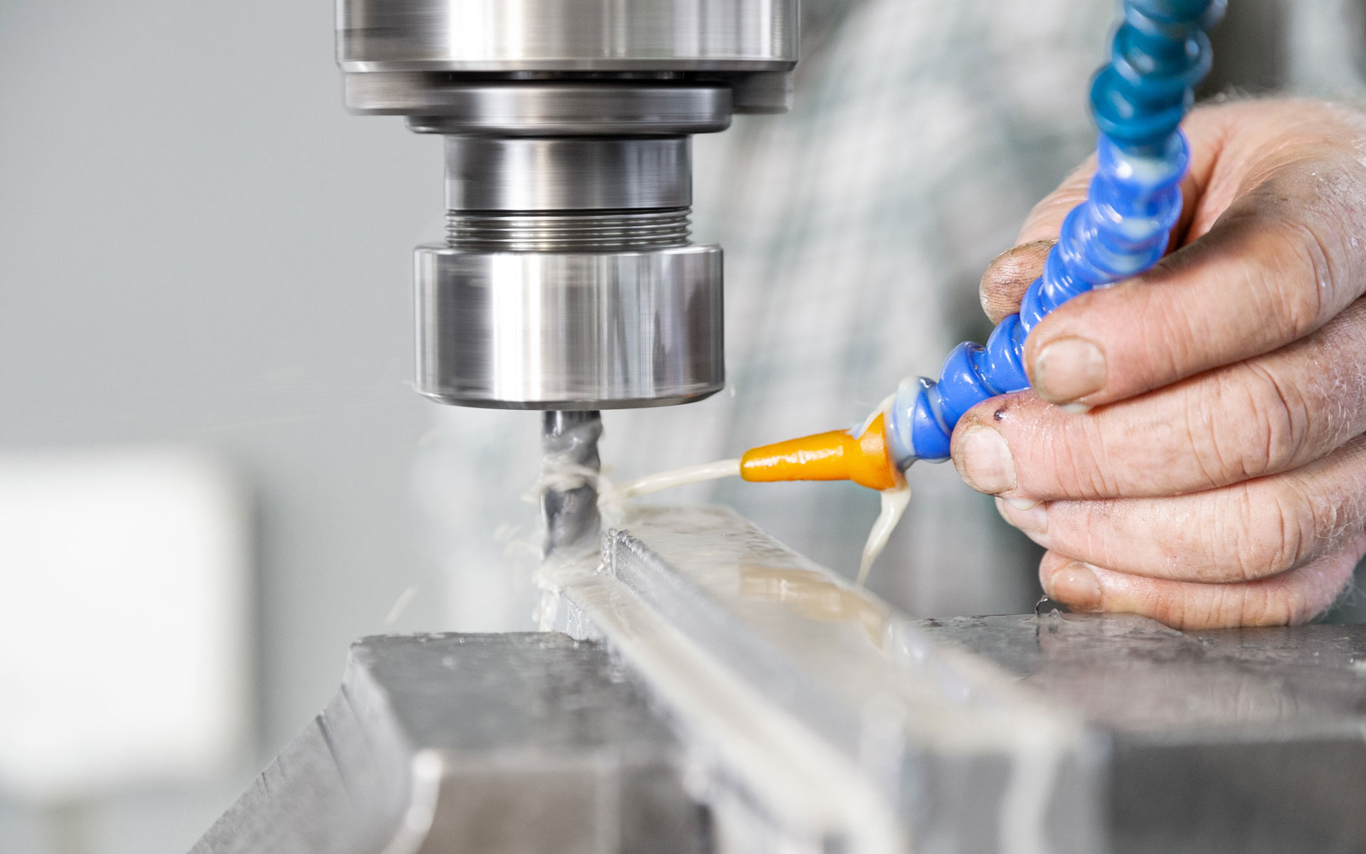 machart_Drahtbiegen_Werkzeugbau_Hand_mit_Werkzeug_3625