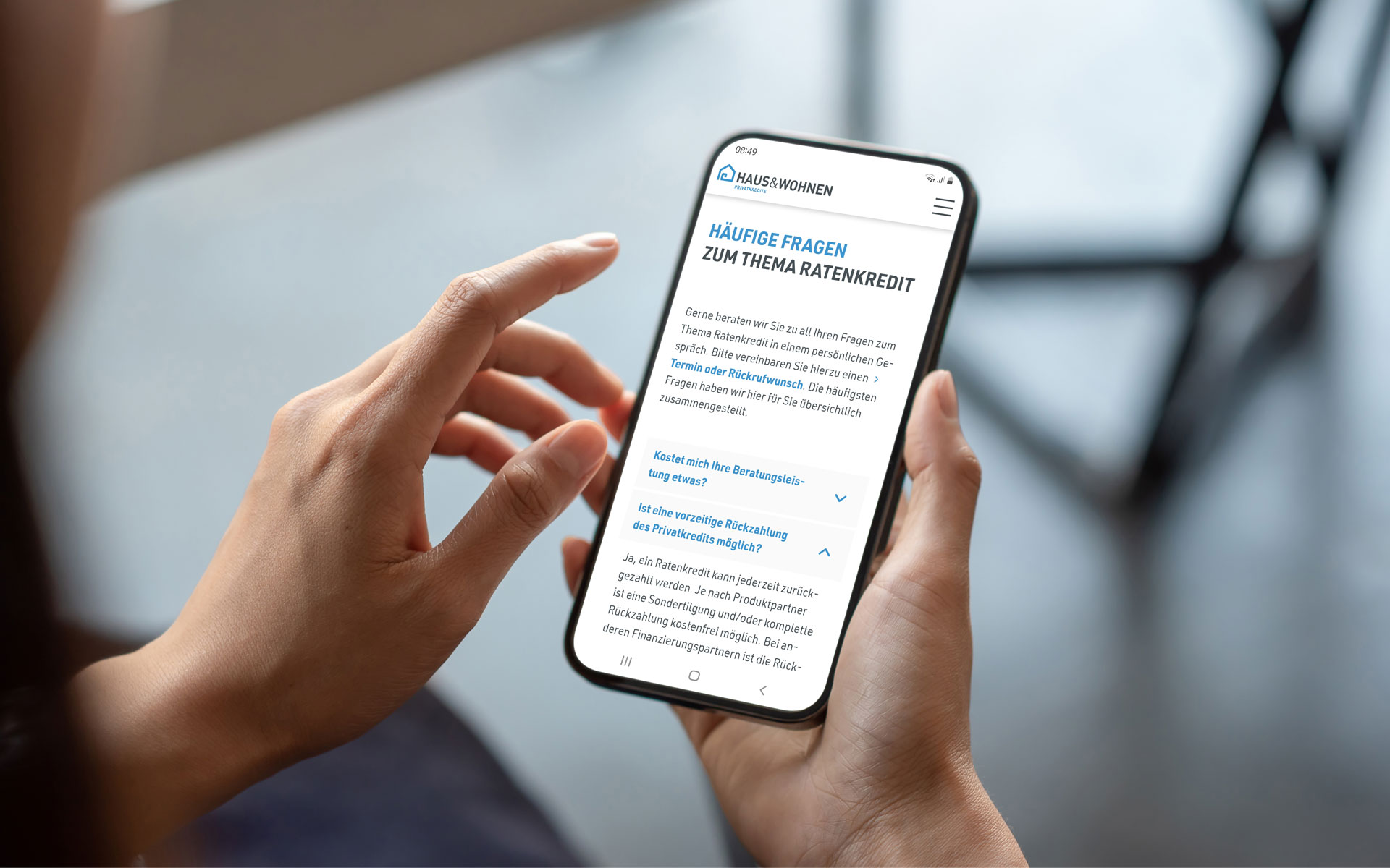 machart_hw_baufi_web_phone_3 Frau nutzt Website Haus & Wohnen Privatkredit auf Smartphone